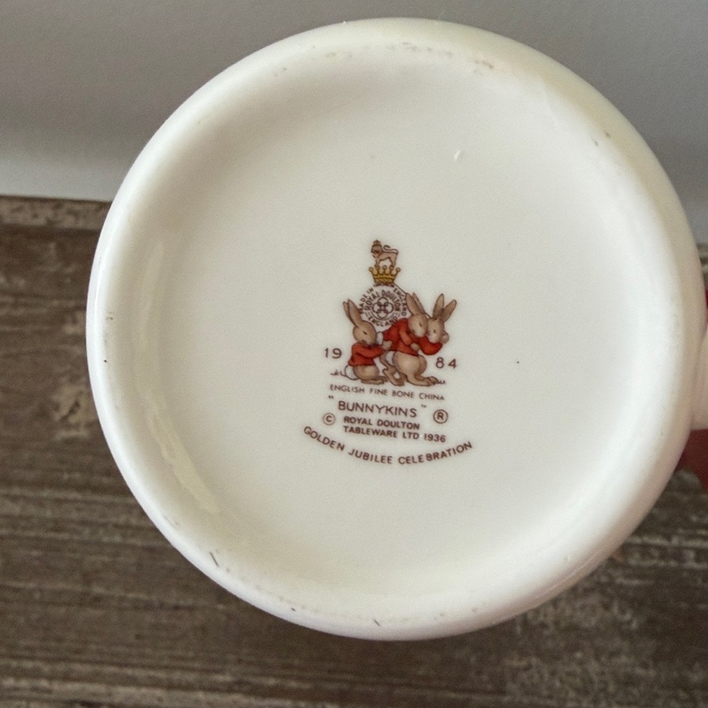 Royal Dalton Bunnykins Mug Day at the Beach - Picture 2 of 4